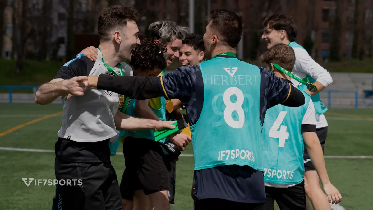 Les joueurs de football célèbrent la victoire de leur équipe