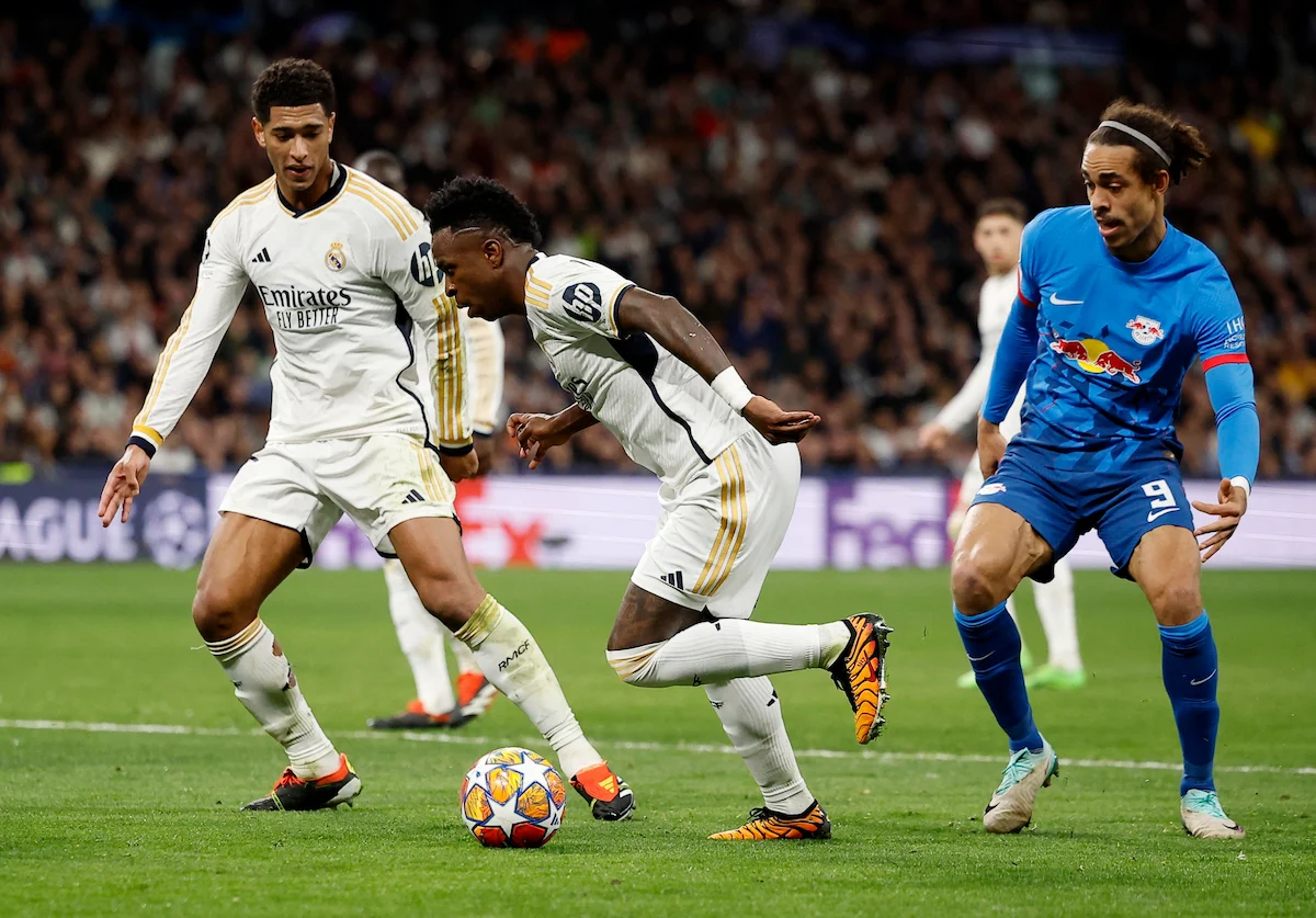 Vinícius Junior courant avec le ballon