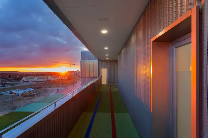 Photographie de l'école de Santa Monica au crépuscule du soir
