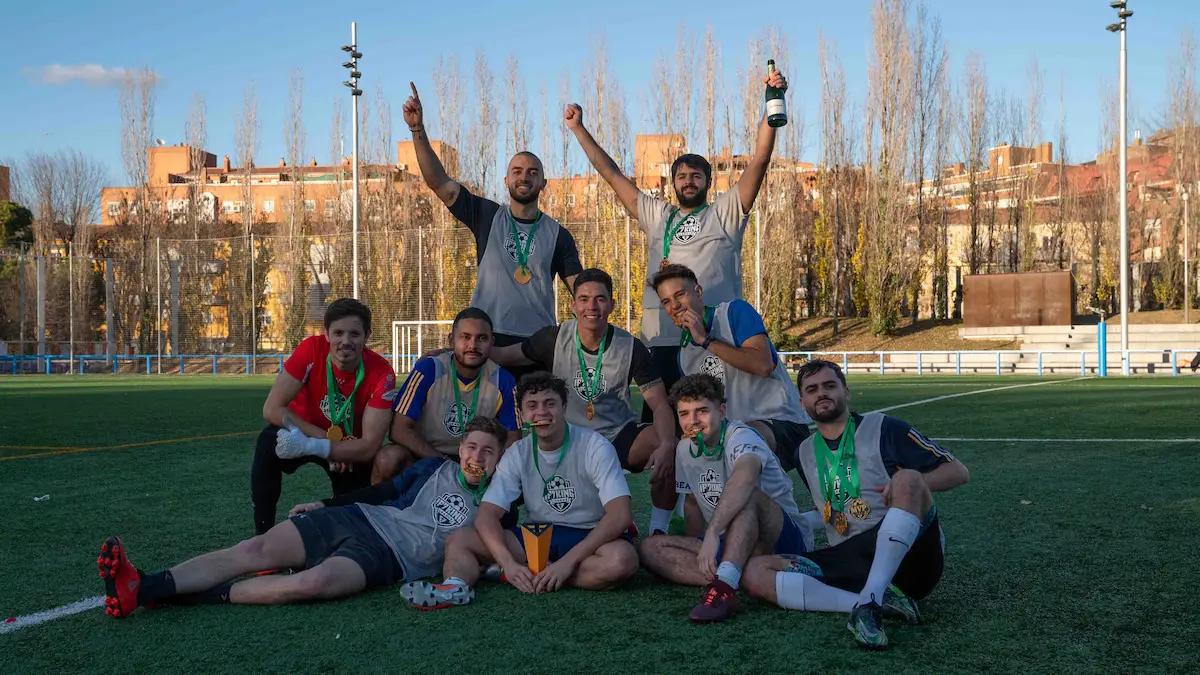 Photographie des gagnants de la 3ème édition de l'IF7KING LEAGUE le 7 janvier 2024 posant devant la caméra.