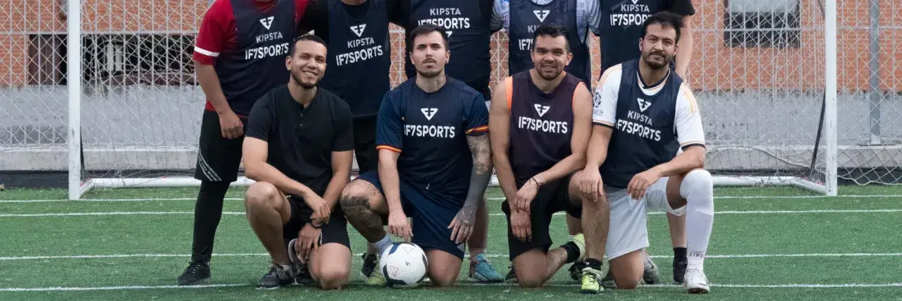 Equipo azul de un partido de fútbol de IF7SPORTS posando y sonriendo a cámara