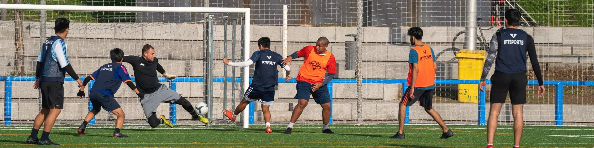 Match de football avec des joueurs près du but