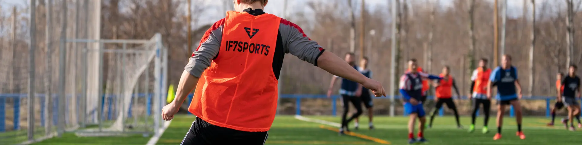 Jugador de espaldas apunto de patear el balón