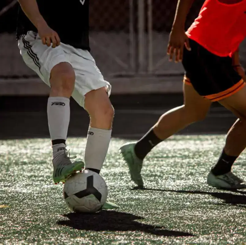 Joueur tenant le ballon avec son pied