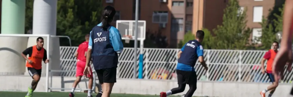 Jugadores de IF7SPORTS en un partido de fútbol 7 en el campo de fútbol del Colegio Internacional J. H. Newman