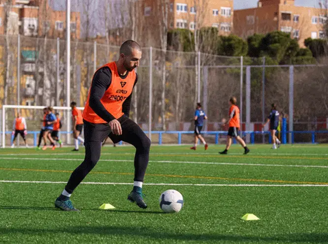 Organizador de IF7SPORTS entrenando en el campo de fútbol de Canal Ocio y Deporte