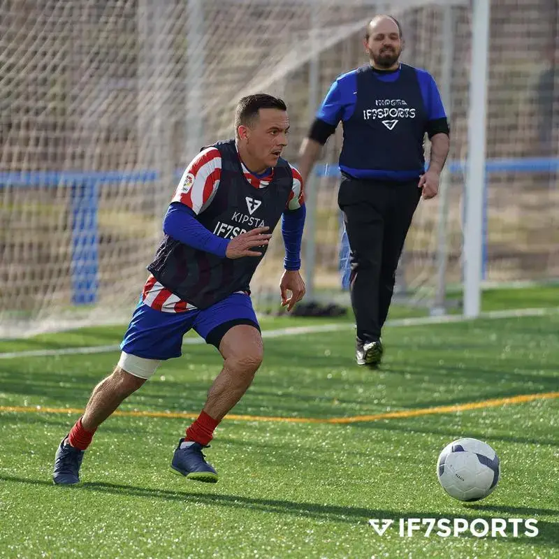 Joueur de football avec le dossard orange de IF7SPORTS