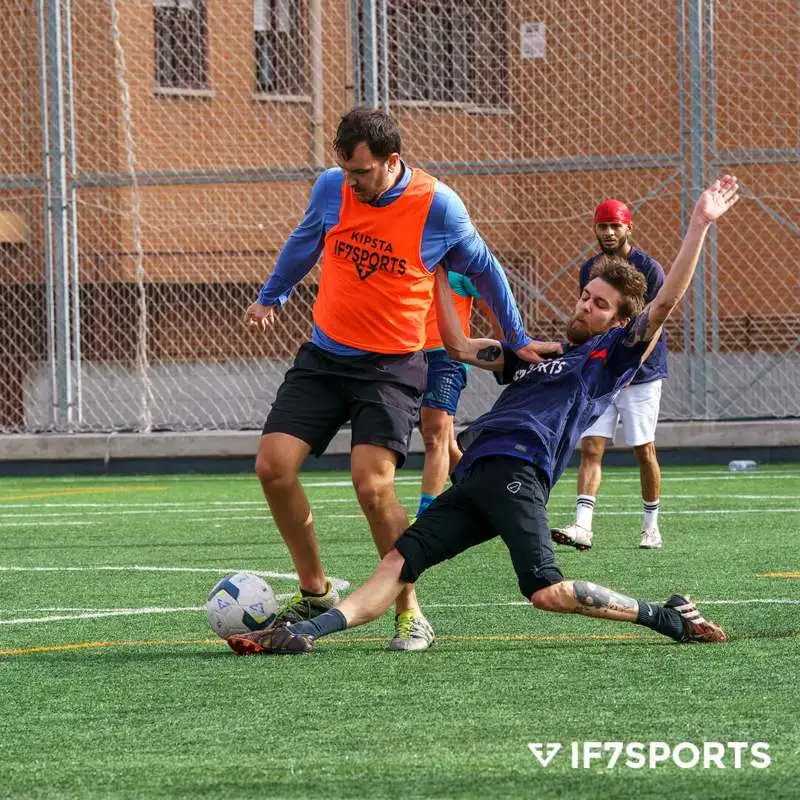 Jugadores de fútbol mixto con los petos de IF7SPORTS