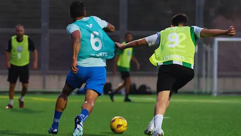 Jugadores disputando balón en partido de fútbol amateur