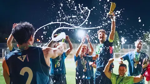 Equipo celebrando victoria en torneo de fútbol amateur
