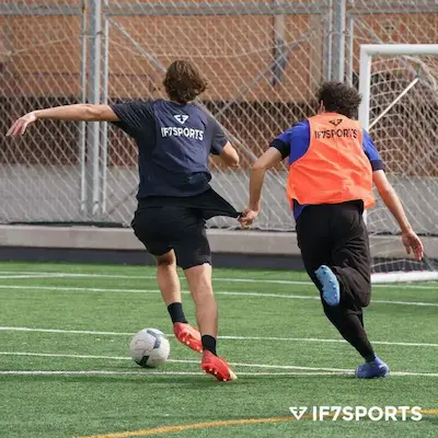 Jugadores de fútbol en Madrid corriendo para quitarse el balón