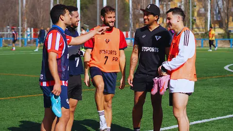Jugadores de fútbol amateur hablando antes de empezar el partido
